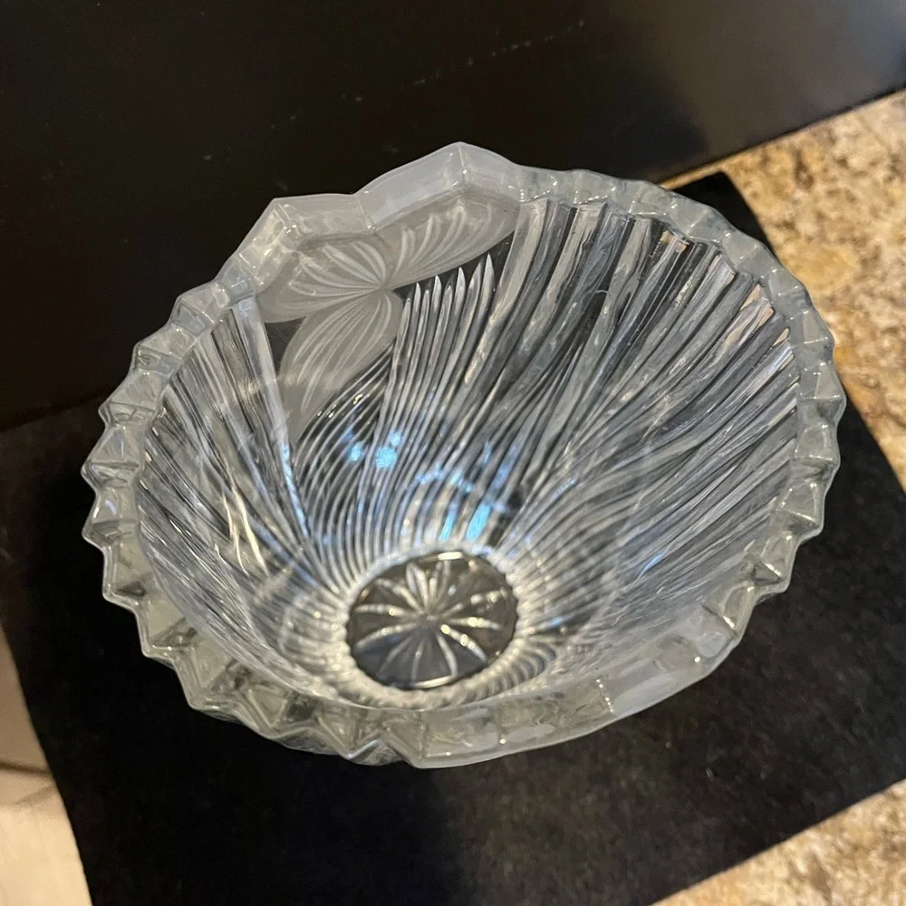VTG Anna Hutte Bleikristall clear cut 24% lead crystal vase frosted iris design